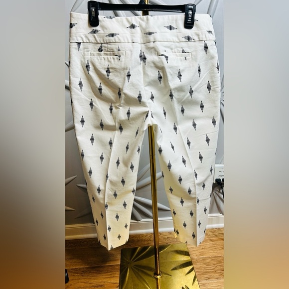 APT 9 SZ 12 black & white capri pants w/front zipper & 2 rear pockets, waist 36” - Picture 5 of 6